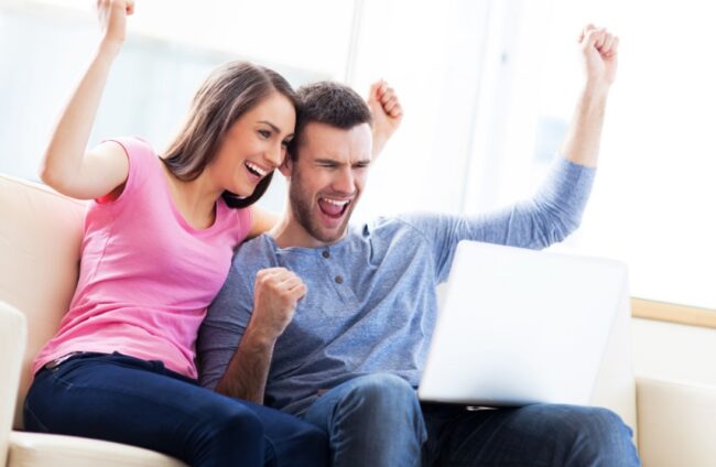 Couple devant un ordinateur Paris sportif